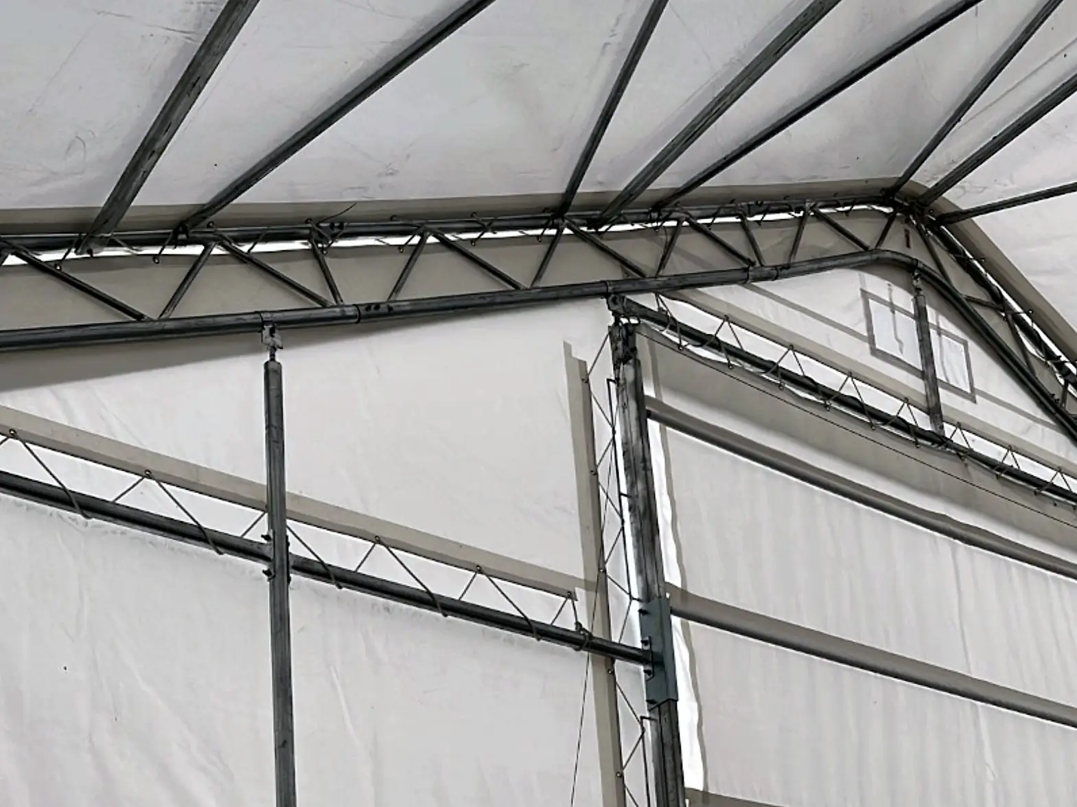 Unión atornillada de la estructura de acero de una carpa Storex, de cerca